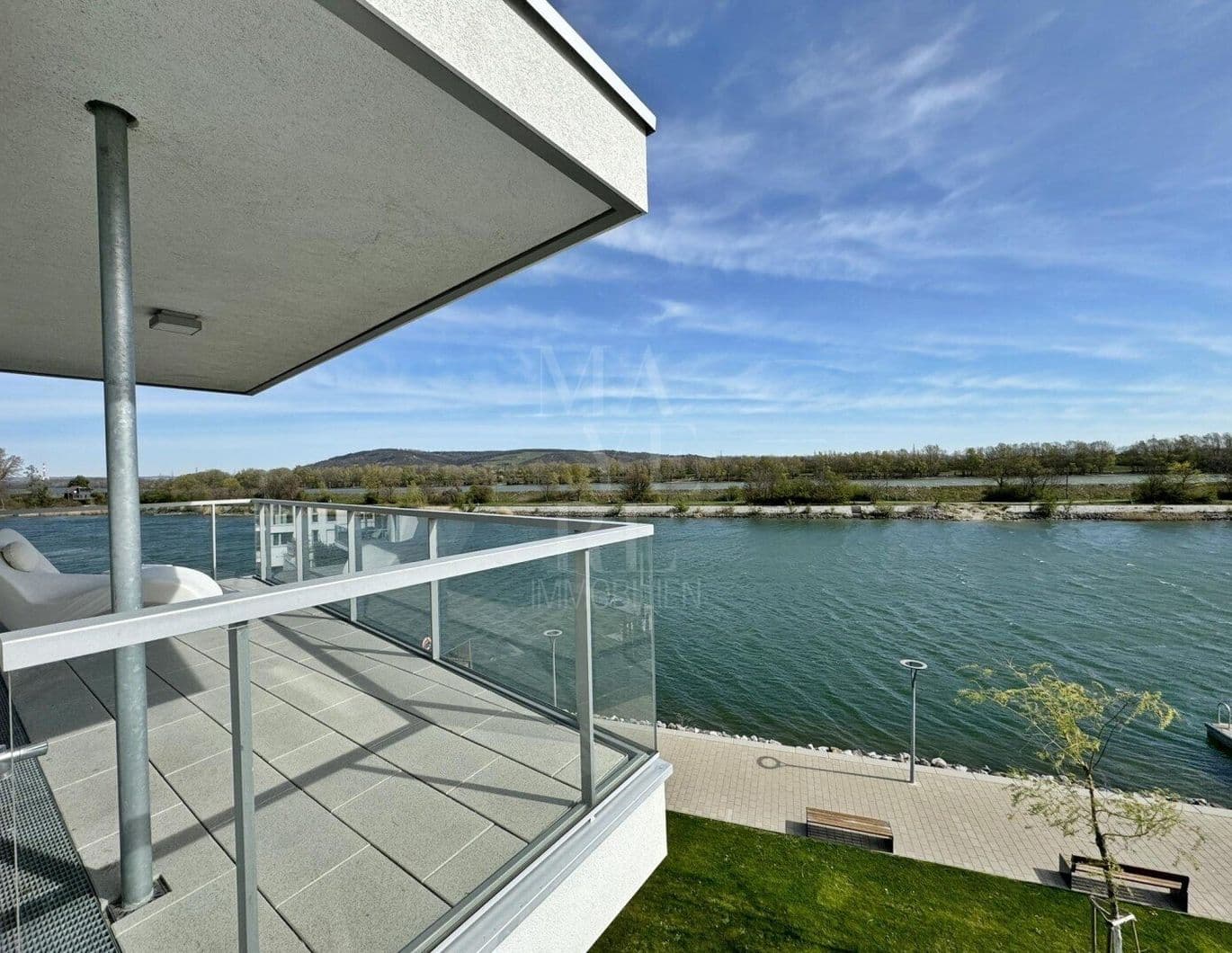 Traumhafte Terrassenwohnung in der Ersten Reihe am Wasser