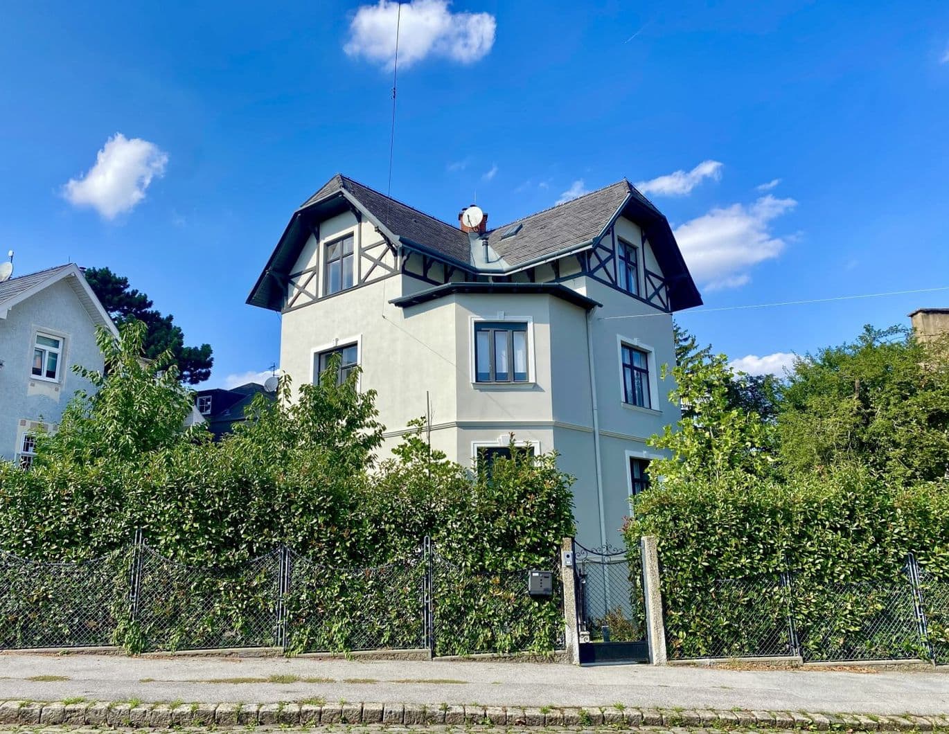 Elegante Vorstadt-Altbauvilla zur Langfristigen Vermietung in Grünruhelage