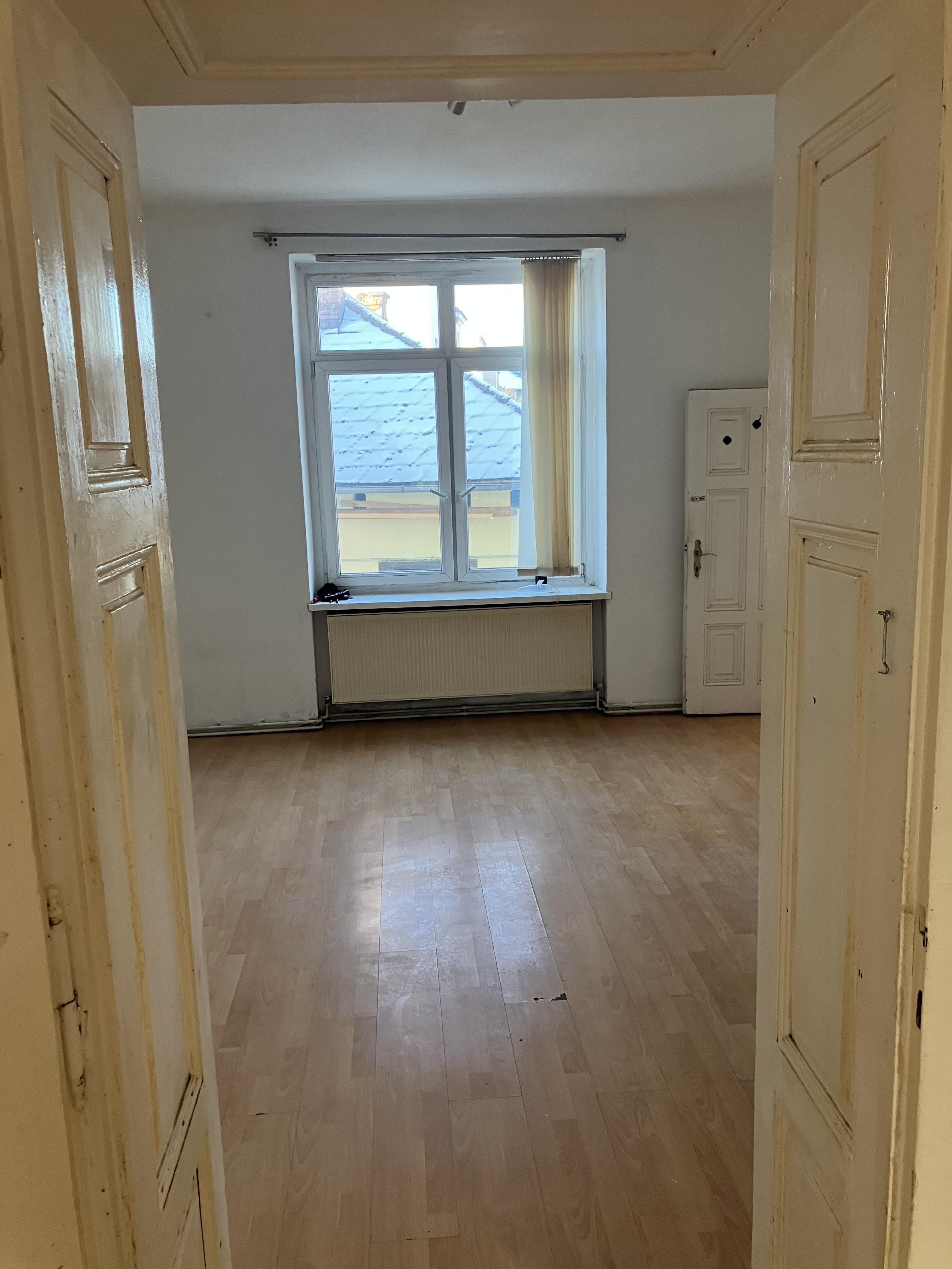 Altbauwohnung  mit hohen Räumen, SEHR GUTE LAGE