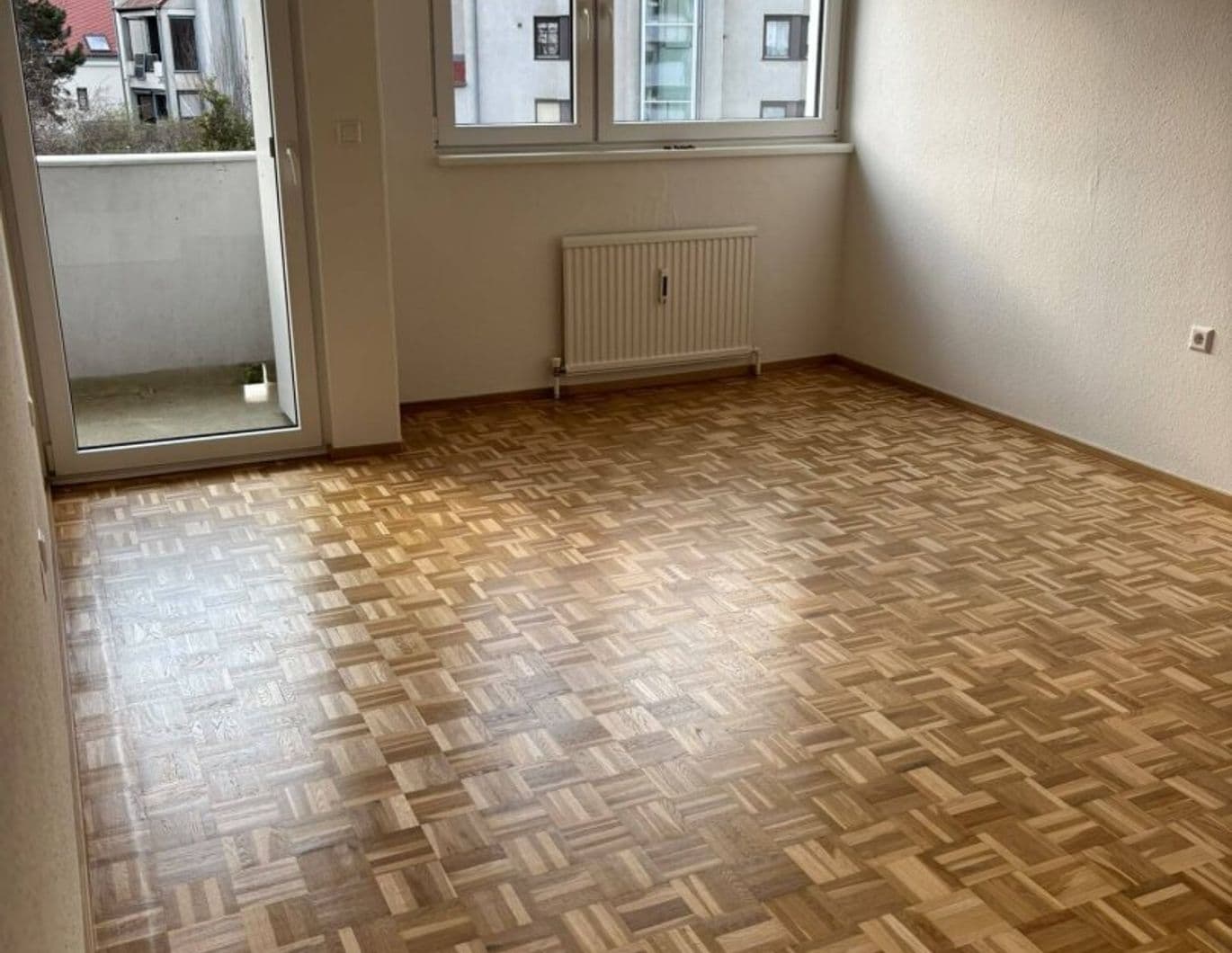 Renovierte 3-Zimmer-Wohnung mit Separater Küche und Zwei Loggien