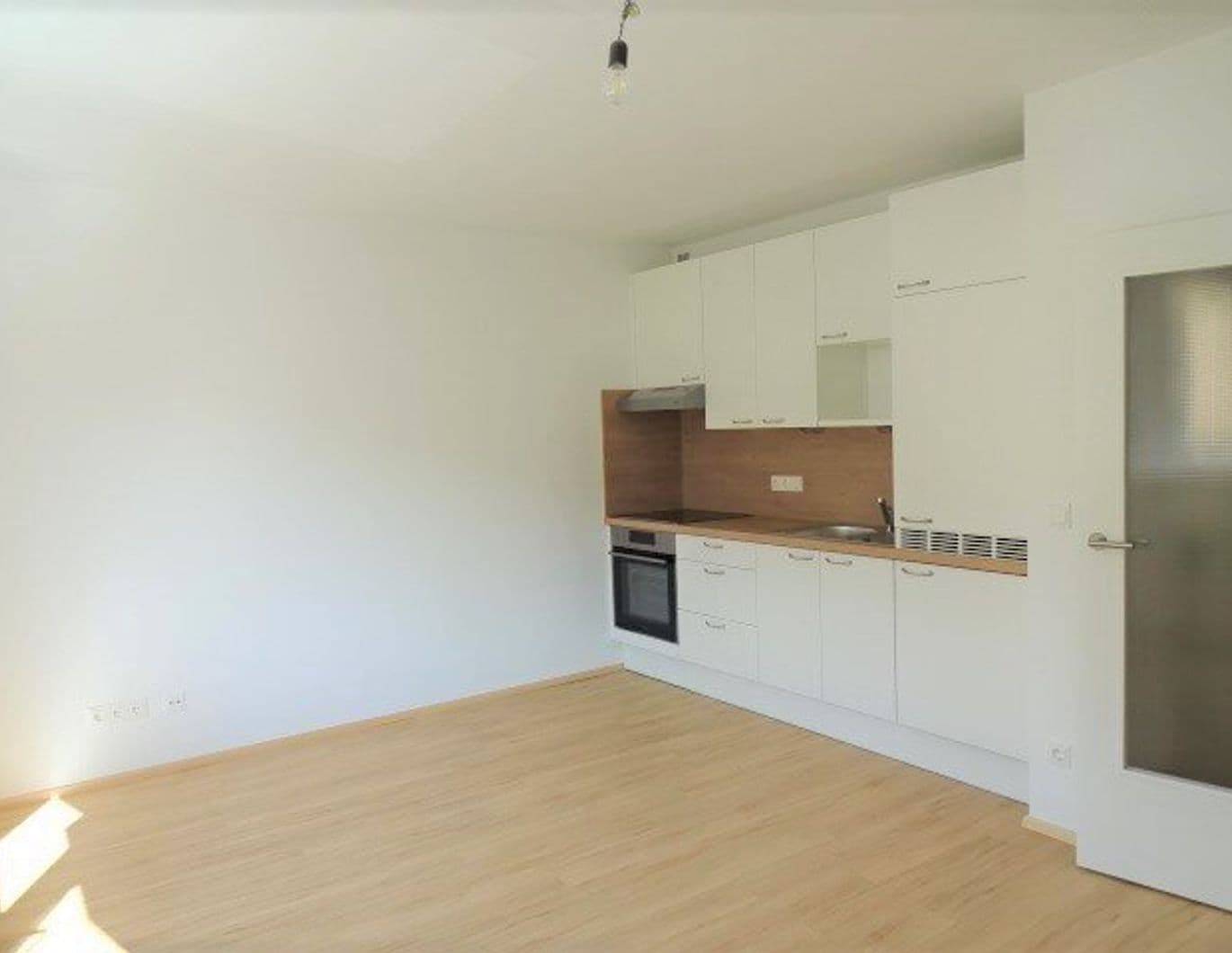 Helle, Ruhige 1-Zimmer-Wohnung,, 2.Liftstock, 27 m2, 697,34 Eur Inkl. Heizung U. Ww, Unbefristet
