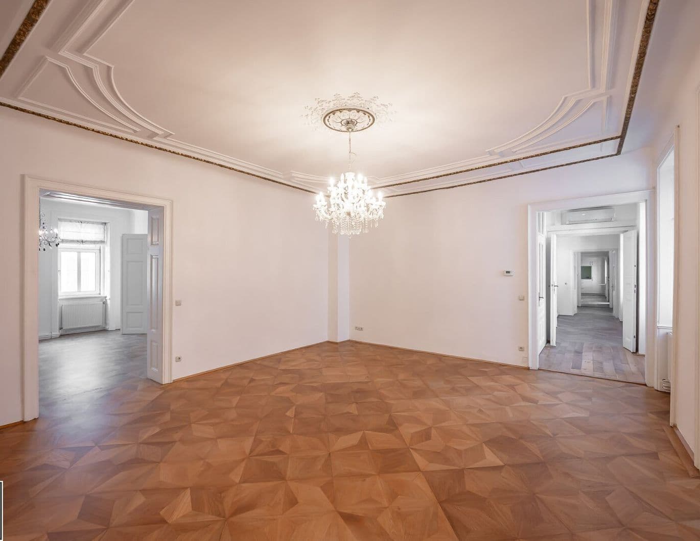Vielfältige Nutzungsmöglichkeiten: 7 Zimmer, Separate Küche, Innenhofterrasse - Sanierte Altbauwohnung Unbefristet Mieten!