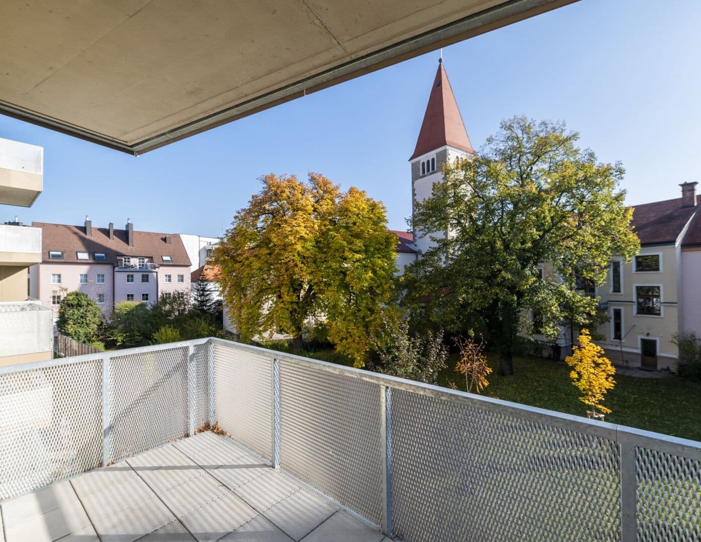 Sofort Einziehen! Exklusiv Möblierte 3-Zimmer-Wohnung mit Freiem Grünblick | Überdachter Balkon | Bestlage zwischen Bahnhof und Innenstadt | Tiefgaragenplatz